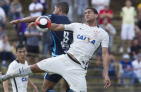 Pablo em dividida com jogador do So Bento na estreia do campeonato paulista