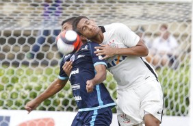 Pablo em dividida com jogador do So Bento na estreia do campeonato paulista