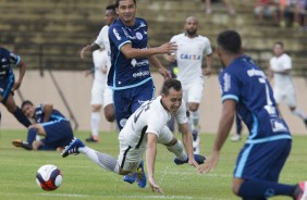 Rodriguinho disputa bola com jogador do So Bento na estreia do campeonato paulista