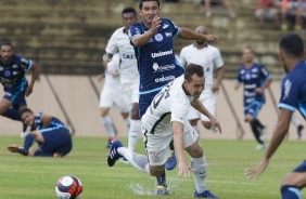 Rodriguinho disputa bola com jogador do São Bento na estreia do campeonato paulista