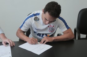 Jadson assina o contrato do seu retorno ao Corinthians para a temporada 2017