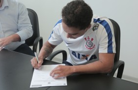 Jadson assinando o contrato do seu retorno ao Corinthians