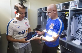 Jadson recebendo materiais de treino no retorno ao Corinthians em 2017