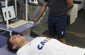 Jadson sendo examinado para acertar seu retorno ao Corinthians em 2017