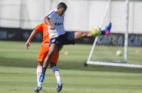 Leo Principe em jogada durante o jogo treino contra o Atibaia