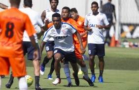 Vilson, Paulo Roberto e Leo Principe em jogada durante o jogo treino contra o Atibaia