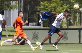 Bruno Paulo em jogada durante o jogo treino contra o Atibaia