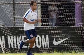 Jadson realizou trabalho fsico no gramado