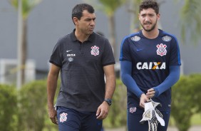 Tcnico Fbio Carille tem conversa com o goleiro reserva Caque Frana