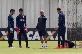 Cssio, o preparador Mauri e os goleiros reservas no treino da tarde no CT