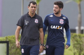 Goleiro Diego e o tcnico Carille caminhando juntos  durante o treinamento no CT Joaquim Grava