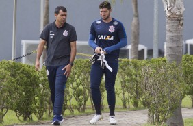 Goleiro Diego e o tcnico Carille conversando durante o treinamento no CT Joaquim Grava