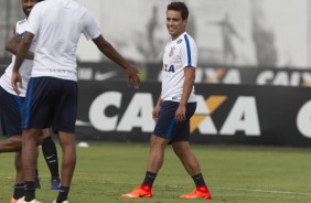 Jadson caminha em campo no seu primeiro treino aps o retorno ao Corinthians