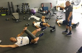 Jogadores em trabalho de academia