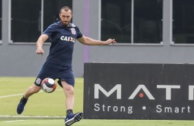 Goleiro Walter chuta a bola durante atividade da manh