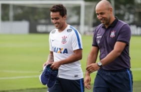 Jadson caminhando ao lado de membro da comisso durante o treino da manh