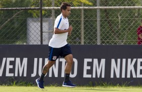 Jadson correndo durante o treino no CT Joaquim Grava