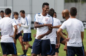 J e o elenco corinthiano durante o treino da manh