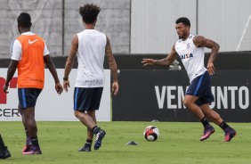 Kazim conduzindo a bola durante treino da manh