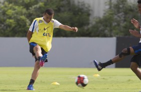 Luidy chutando a bola durante treino no CT Joaquim Grava