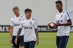 Marlone, Fagner e J durante treino da manh