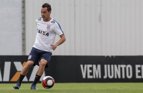 Rodriguinho durante treino com bola no CT