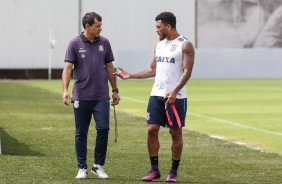 Tcnico Carille conversa com Kazim durante treino da manh