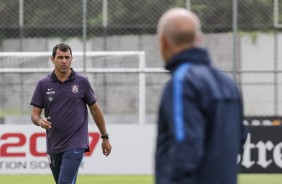 Tcnico Carille durante treino da manh no CT Joaquim Grava