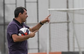 Tcnico Fbio Carille apontando durante treinamento no CT Joaquim Grava