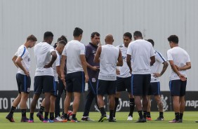 Tcnico Fbio Carille discursando para o elenco durante o treino da manh