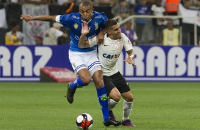 Gabriel em dura dividida com jogador do Santo Andr, pelo Campeonato Paulista, na Arena