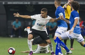 Gabriel brigando pela bola com os jogadores do Santo Andr, em jogo pelo Paulisto