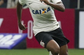 Moiss conduz a bola durante partida contra o Santo Andr pelo Campeonato Paulista