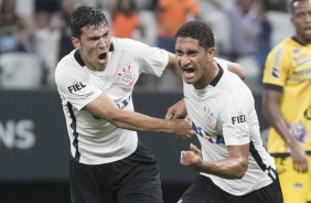 Balbuena e Pablo comemorando o gol contra o Novorizontino