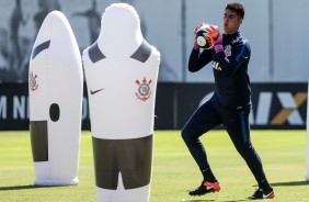 Diego, goleiro do Corinthians, durante treino no CT Joaquim Grava