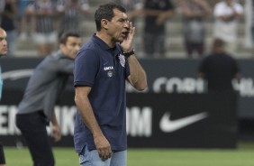 Fábio Carille à beira do gramado em partida contra o Novorizontino na Arena Corinthians