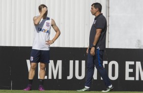Fbio Carille conversa com Marlone no treino da tarde no CT Joaquim Grava