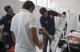 Fbio Carille e comisso tcnica montando esquema ttico para partida contra o Audax, pelo Paulisto