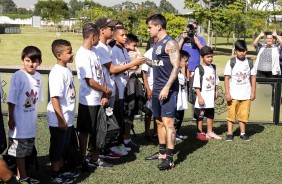 Fagner cumprimenta crianas durante o treino do CT antes da partida contra Audax