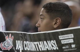 Garotinho leva faixa ao jogo contra o Novorizontino na Arena