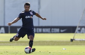 Guilherme chutando a bola durante treino no CT Joaquim Grava