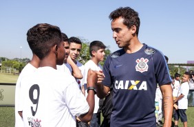 Jadson cumprimenta crianas durante o treino do CT antes da partida contra Audax