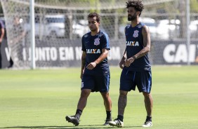 Jadson e Cristian caminham durante atividade no CT Joaquim Grava