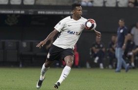 Jô em partida contra o Novorizontino na Arena