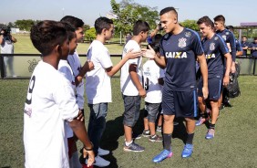 Jogadores cumprimentam crianas durante o treino do CT antes da partida contra o Audax