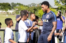 Kazim cumprimenta crianas durante o treino do CT antes da partida contra Audax