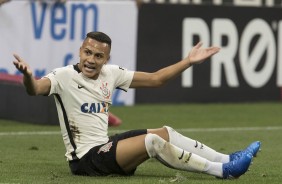 Léo Jabá reclama de falta, caído ao chão, em partida contra o Novorizontino pelo Paulistão