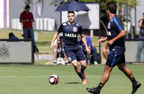 Mantuan, recmm promovido da base, durante treino no CT Joaquim Grava