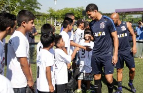 Pablo e Fellipe Bastos cumprimentam crianas durante o treino do CT antes da partida contra Audax