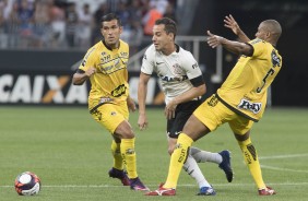 Rodriguinho entre dois jogadores em partida válida pelo Paulistão